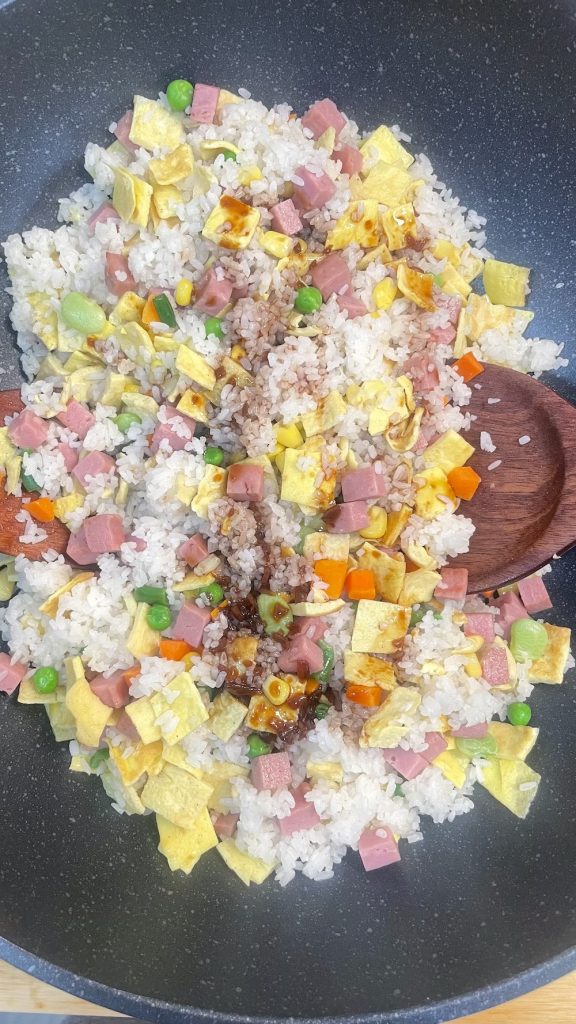 Mix the rice, add sauce